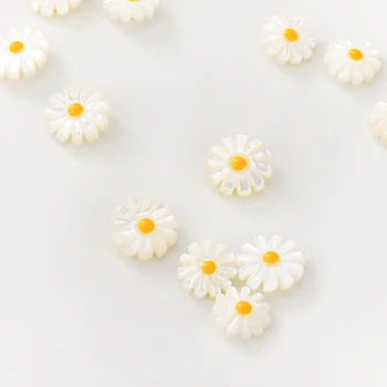 Natūralus Lukštais Karoliukai, Baltos spalvos Natūralių Gėlavandenių Perlų Prarasti Karoliukai Mini Daisy Gėlės Pakabukai 2VNT, 