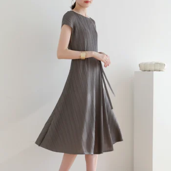 Gamintojas tiesiogiai tiekia Issey Miyake ' s Klostes vasarą 2021 su apmušalas INS stiliaus mados slim suknelė