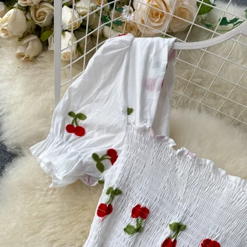 Braškių Suknelė Vyšnių Kawaii Siuvinėjimo Sluoksniuotos Rankovėmis Suknelė Moterims Vintage White Square Kaklo Paplūdimio Suknelės 2021 Korėjos Drabužių