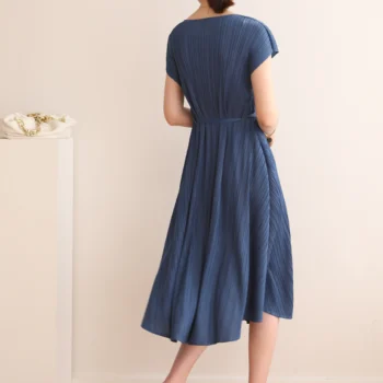 Gamintojas tiesiogiai tiekia Issey Miyake ' s Klostes vasarą 2021 su apmušalas INS stiliaus mados slim suknelė